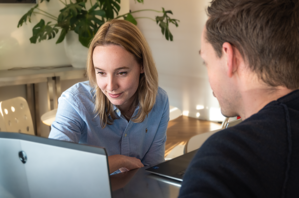 Dataloket_kijkend_naar_scherm Dataloket_kijkend_naar_scherm